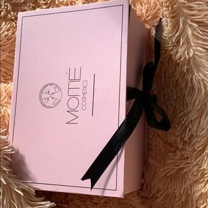 Motié Cosmetics lash extensions kit
